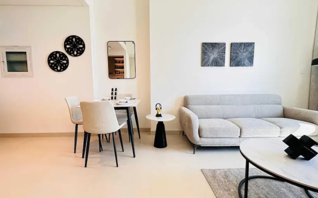 OYO HOME 1350 Premium 1-bed Apt Burj Crow