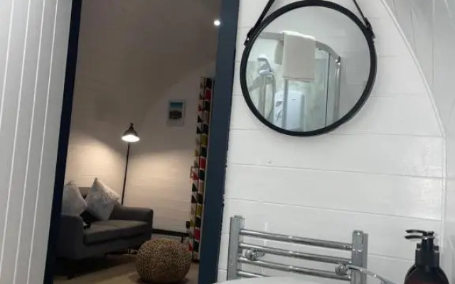 Apex Studio Pod & Jacuzzi Bath