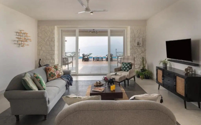 SaffronStays Blue Infinitum, Pawna