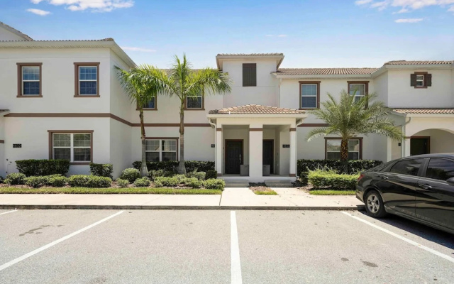 Stylish 4BR Pool Townhome Storey Lake