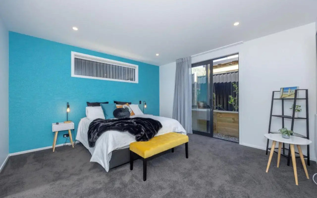 Sapphire Delight - 1 Bedroom Private Room