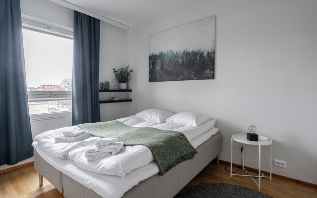 Modern 1BR Apt with Sauna, Balcony & Free Parking