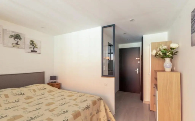 NICE STUDIO 30 m with TERRACE near the SEA
