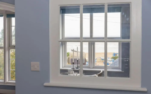 Chic 2-bed Seafront Haven Near Felpham Beach