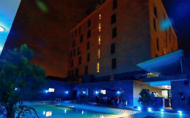 Отель Golden Tulip Essential Airport Hotel Lagos Нигерия, Икея - отзывы, цены и фото номеров - забронировать отель Golden Tulip Essential Airport Hotel Lagos онлайн вид на фасад