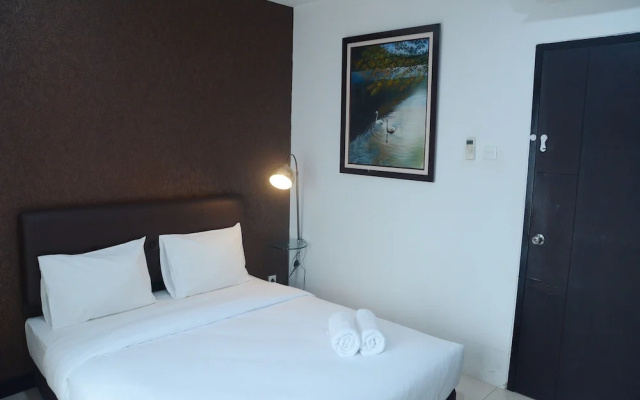 Near Shopping Center 1BR Cosmo Residence Apartmen