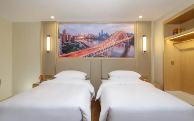 Vienna Hotel (Chongqing Nanping Nanbin Road Metro Station Branch)