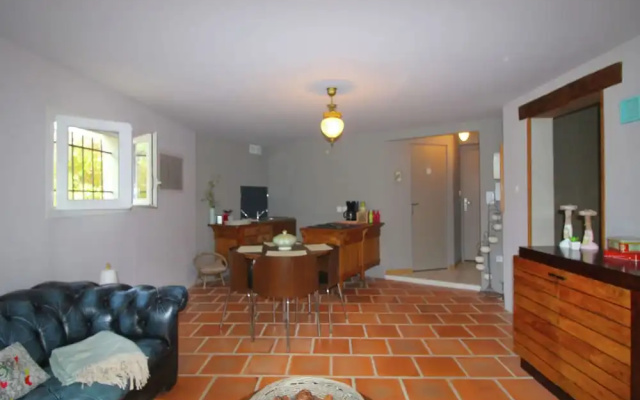 2 Tastefully Furnished Gites With Private Pool, 1km From Faucon