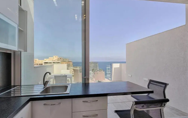 Seafront Penthouse Triplex- Roof Terrace & Hot Tub
