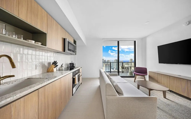 Luxe 2-BD Condo in Downtown - City Views