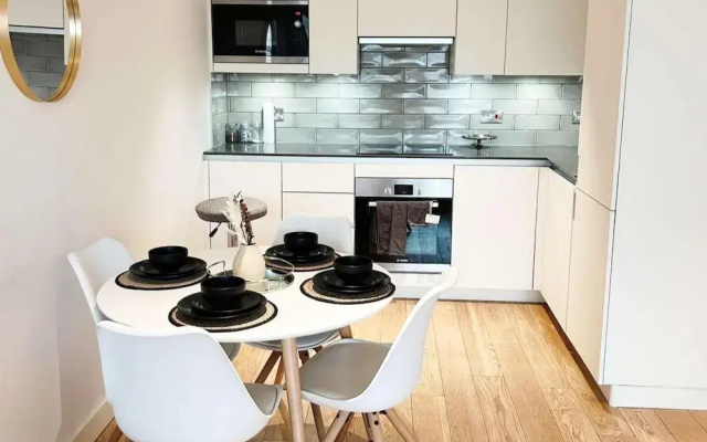 East London 2-bed Apt Sleeps 4, 7 min Walk to Tube