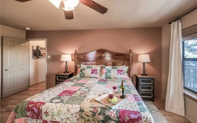 Bear Butte Lodge - Three Bedroom Cabin with Hot Tub