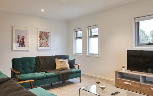 Earthy And Polished 2 Bedroom Unit In Chadstone
