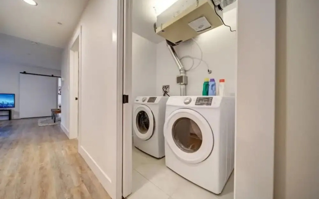 Stylish Modern Condo w Parking Location Coffee
