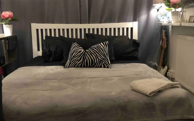 Impeccable 2-bed Apartment 10 Into Central London