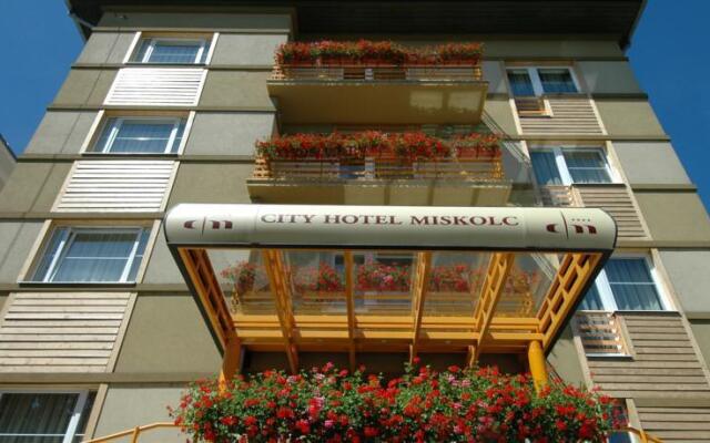 City Hotel Miskolc вид на фасад