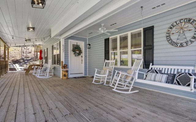 Hawk's Nest 4 Bedroom Chalet by RedAwning