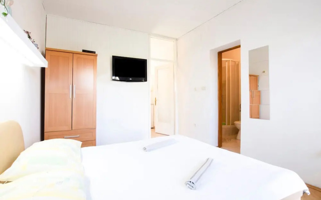 Cosy Holiday Home in Baška Voda With Terrace