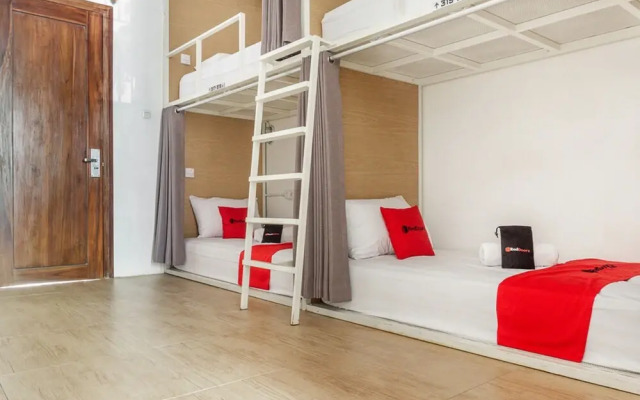 RedDoorz Hostel near Malang Train Station 2