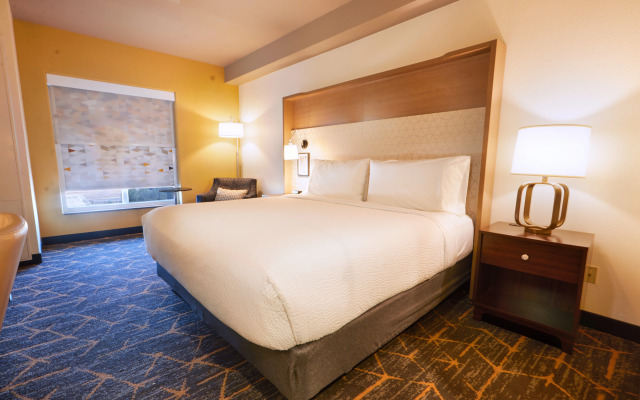 Holiday Inn & Suites Oakland Airport by IHG