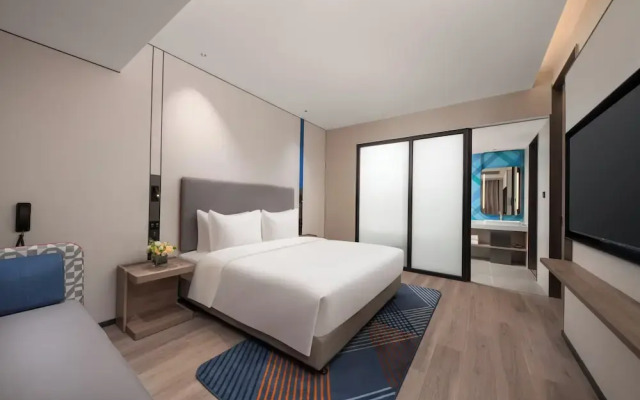 Holiday Inn Express Qingdao City Balcony by IHG