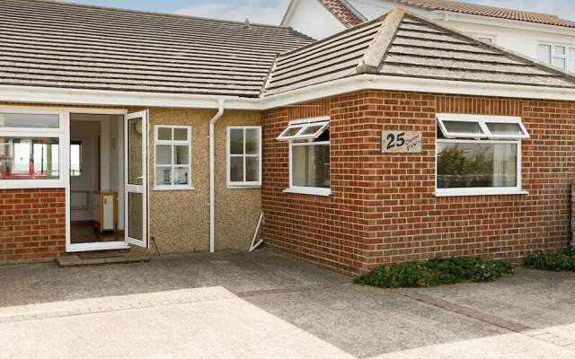 Sunny Seafront Chalet - Sleeps 6