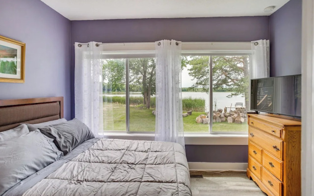 Lakefront Mound Getaway: Near Snowmobiling Trails!