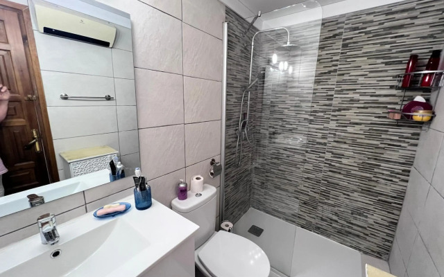 Bonito apartamento con vistas al mar y piscina