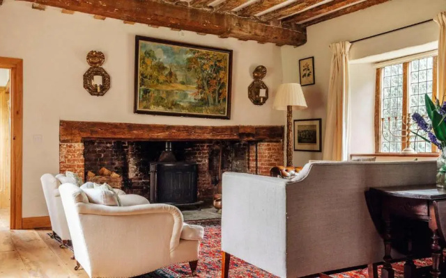 Lavish Tudor Estate Gardens - Sleeps 25