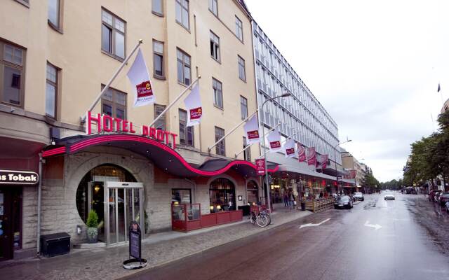 Отель Clarion Collection Hotel Drott Швеция, Карлстад - отзывы, цены и фото номеров - забронировать отель Clarion Collection Hotel Drott онлайн вид на фасад
