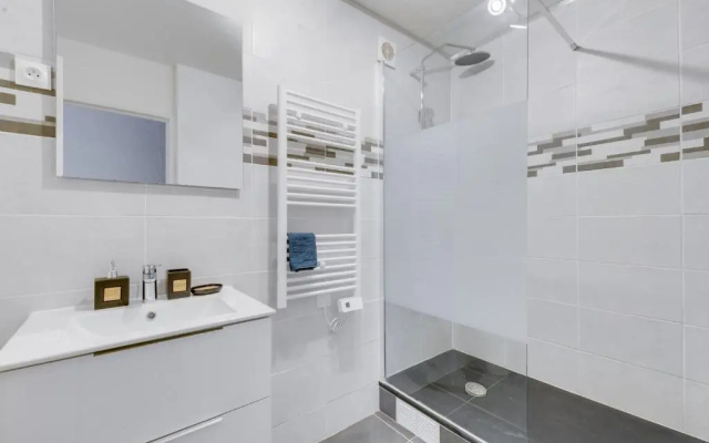 Chic And Spacious Apart with Parking