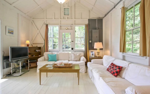Cozy Stockbridge Cabin - Walk to Beach & Lake!
