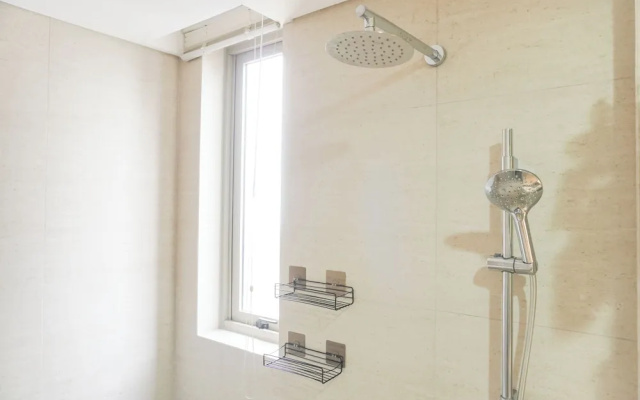 Serene And Best Location 2Br Gold Coast Apartment