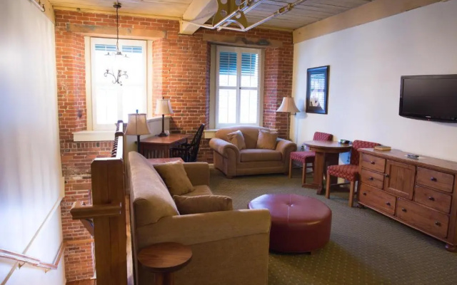 The Common Man Inn & Restaurant