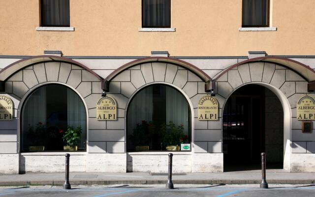 Отель Albergo Delle Alpi Беллуно вид на фасад