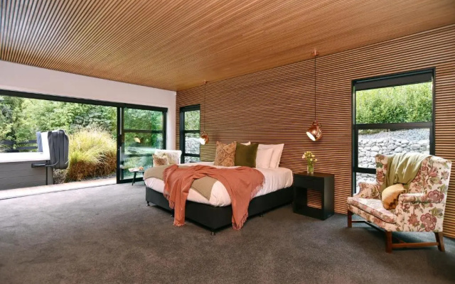 Bridle Path Retreat - Modern Private Luxury