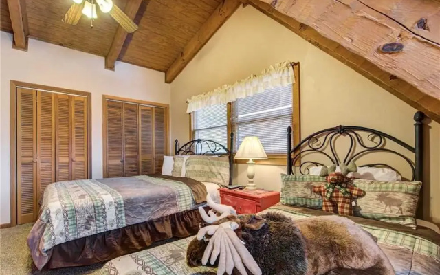 Moose Crossing - Three Bedroom Cabin