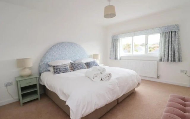 Spacious & modern beach house, 100m to beach