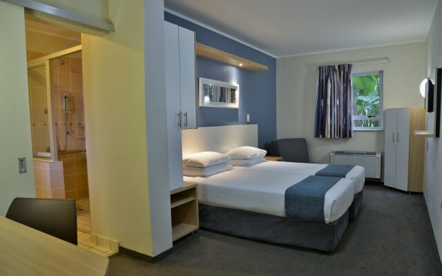 Road Lodge Cape Town International Airport in Cape Town, South Africa from 49$, photos, reviews - zenhotels.com guestroom