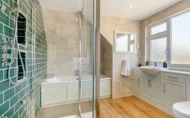 Luxury 5-bed House With Tennis Court & Games Room