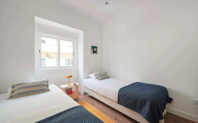 Spacious & Light Filled 4Br Apartment By Timecoler