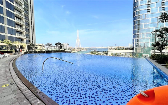 Stunning apartment beach front with balcony Dubai Marina