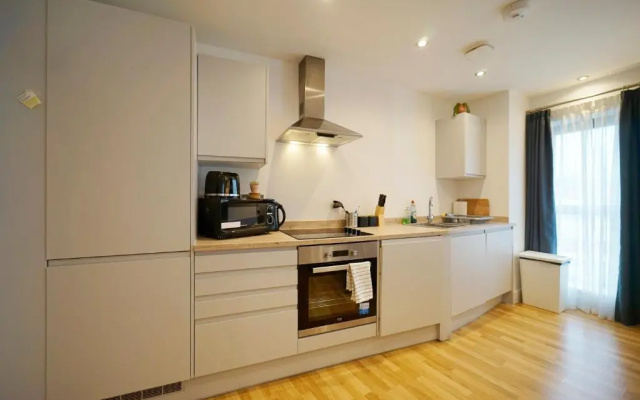 Modern 2 Bed Apartment with Juliet Balcony - DHB STAYS