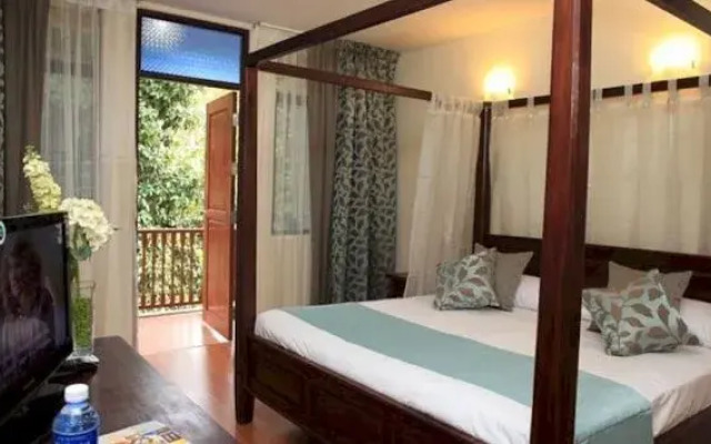 Suria Hill Country House