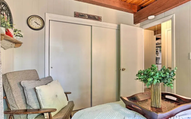 Welcoming Poconos Retreat w/ Deck & Pool Access