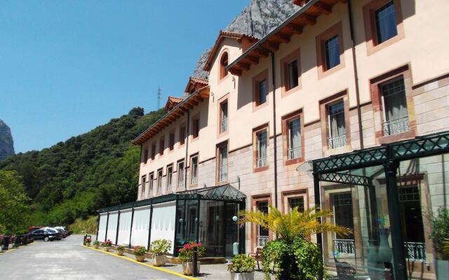 Hotel Balneario La Hermida вид на фасад