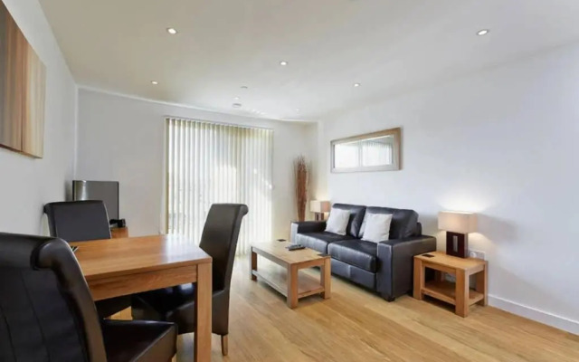 MODERN APARTMENT at SLOUGH STATION, LONDON IN 18 MINS!