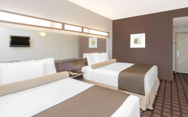 Microtel Inn & Suites by Wyndham Quincy Downtown/River Area