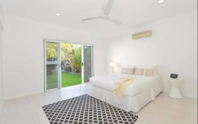 Kewarra Beach House - Luxury Holiday House