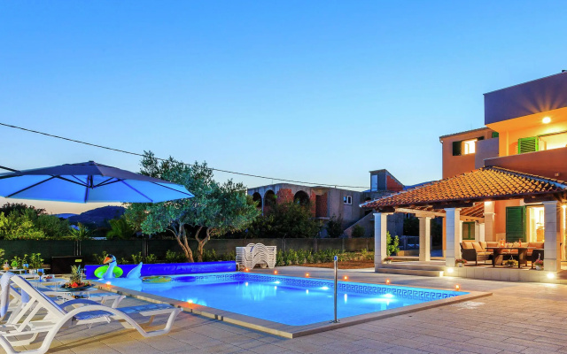 Beautiful Villa in Kaštel Novi with Pool